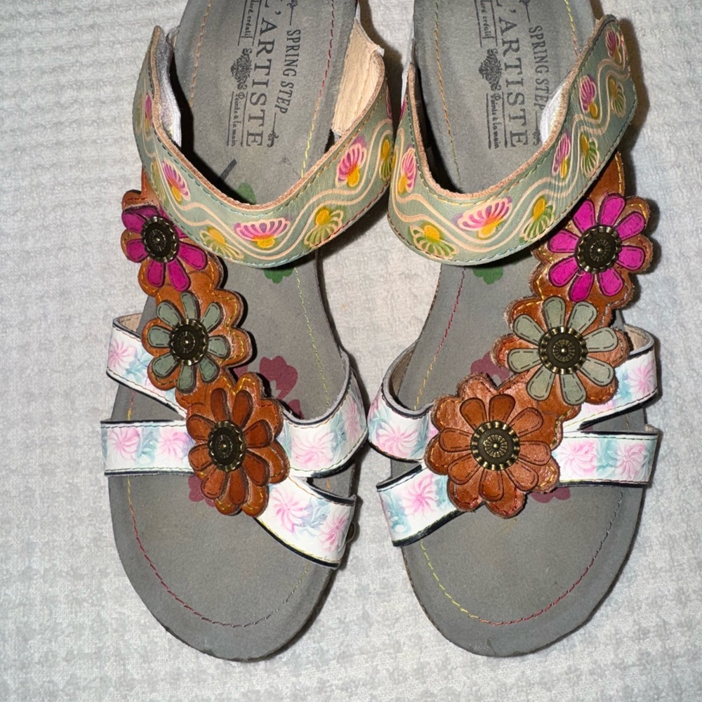L’Artiste by Spring Step Floral Sandals White Vibrant Design